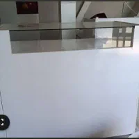 دوعدد ویترین و یک عدد پیشخوان سفید تمیز mdf