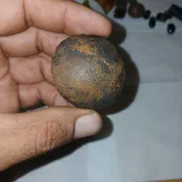 شهاب سنگ و مقداری سنگ قیمتی