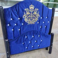 دو عدد تخت یک نفره مخمل بهمراه تشک و زیر تختی