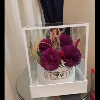 باکس شیشه ایی با گل های خارجی و  روبانی