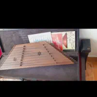 سنتور با دو کتاب نت موسیقی