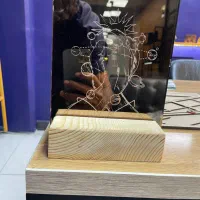 آینه رومیزی با پایه چوبی طراحی خاص و مینیمال