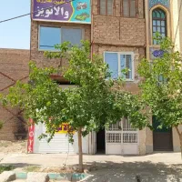 طبقه همکف مغازه بفروش می‌رسد