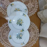 سه عدد پیش باواریا و تعدادی ظروف قدیمی