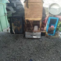 فروش فوری قفس تمیز و بزرگ‌ با وسایل کامل داخلش