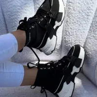 فروش ۲۰۰۰جفت کتونی زنانه و بوت به صورت عمده