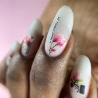 آموزش و خدمات کاشت ناخن