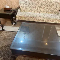 مبلمان۵نفره همراه با۱جلو مبلی و ۲عددمیز کنارمبلی