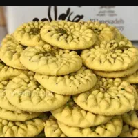 همکاری در کارگاه قنادی