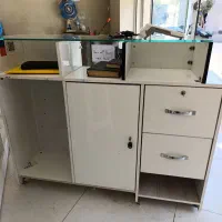 میز پیشخوان و قفسه و چند عدد مانکن بچگانه