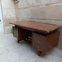 میز چوبی محکم برای کارگاه