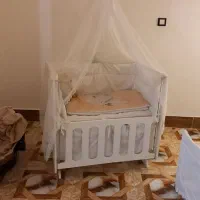 تخت کنار مادر گهواره شو