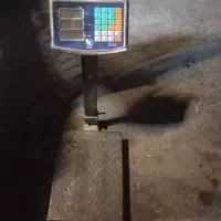 دو عدد ترازو ۱۵۰کیلویی و ۴۰کیلویی محک