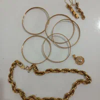 مقداری طلا (گوشواره،النگو،گردنبند)