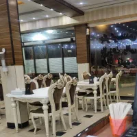 شاگرد آقا برای کار در رستوران.