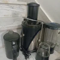 آب میوه گیری  کنود موتورش سالم پلاستیک ترک  دارد