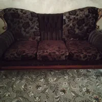 مبل تک سه نفره قهوه‌ای بدنه چوب وروکش پارچه‌ای