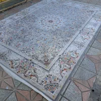 فرش ۱۲۰۰ شانه تراکم ۳۶۰۰ طوسی رنگ در حد