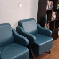 کلیه وسایل ضروری اداری از جمله میز ،صندلی ،مبل