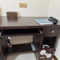 میز تحریر و کامپیوتر