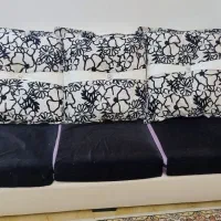 مبل کاملا تمیز دو رو دو رنگ  به همراه میز