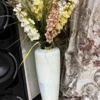 گلدان همراه با گل