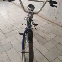 دوچرخه آبی رنگ