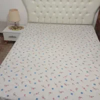 تخت دو نفره همراه یک عدد پاتختی