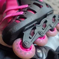 اسکیت با کلاه ایمنی و زانوبند و مانع و آرنج|دوچرخه، اسکیت، اسکوتر|رشت, نظری|دیوار