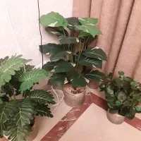 گل مصنوعی و گلدان سرامیکی