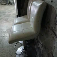 دو عدد صندلی پایه دار