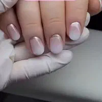مدل برای کاشت ناخن،هزینه مواد گرفته می‌شود.