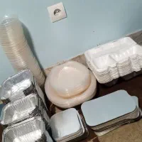 تعدادی ظرف یکبار مصرف|ظروف نگهدارنده، پلاستیکی، یک‌بارمصرف|اصفهان, قلعه طبره|دیوار