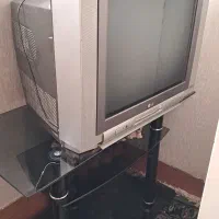 تلویزیون ۲۱ ال جی همراه با میز