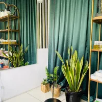دکوری چراغ آباژور ایستاده کنار سالنی تزیینی نو