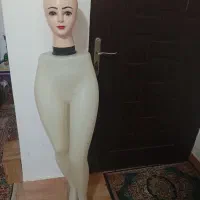 پایین تنه ی مانکن و یک عدد سر مانکن