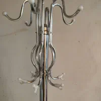جا لباسی ایستاده