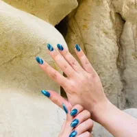 کاشت ناخن و فشیال و خدمات ارایشی