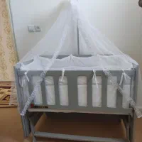 تخت خواب کودک کنار مادر و کریر