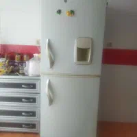 یک عدد یخچال فریزر سوزان و یک عدد گاز