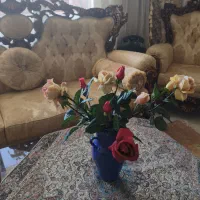 گلدان آبی سنتی همراه با گل‌های خارجی مصنوعی|گل مصنوعی|کرج, حصارک بالا|دیوار