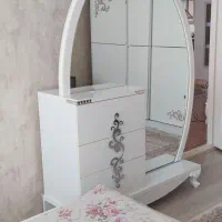 آینه و میز آرایش با سه کشور جنس های گلاس