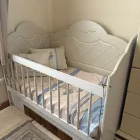 کمد با تخت نوزادی همراه تشک درحد نو مناسب سیسمونی