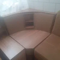 یک مبل دونفره بادکنکی با میز تمیز