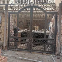 به یک آهنگر مسلط به ساخت درب و پنجره آهنی نیازمندم
