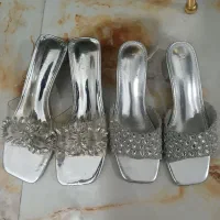 فروش پیراهن مجلسی زنانه با دمپایی زنانه.