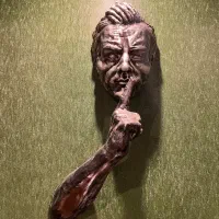 دو عدد مجسمه دیواری زیر قیمت ۳/۵