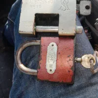 ۲عدد قفل     ۱۲۰۰۰۰۰۰هزار تومن