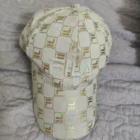 یک کلاه سفید طلایی جک اسپرت .