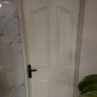 درب چوبی محکم با چهارچوب